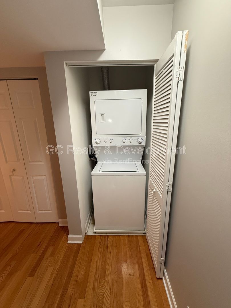 *** ROGERS PARK / IN UNIT LAUNDRY / CENTRAL AC / ASSIGNED PARKING / STORAGE UNIT *** property image