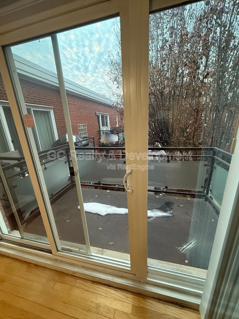 *** ROGERS PARK / IN UNIT LAUNDRY / CENTRAL AC / ASSIGNED PARKING / STORAGE UNIT *** property image