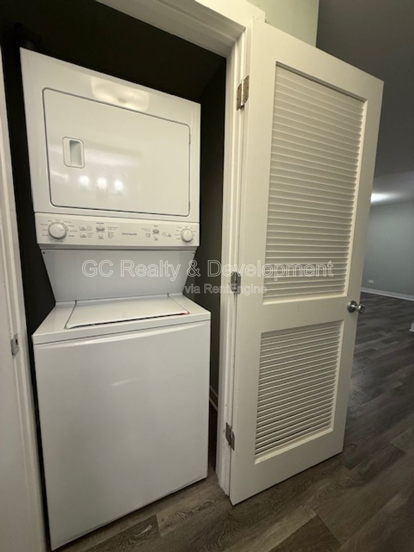 *** RECENTLY UPDATED / 2 BDRM / IN UNIT LAUNDRY / TENANT ONLY PAYS ELECTRIC / SS APPL *** property image