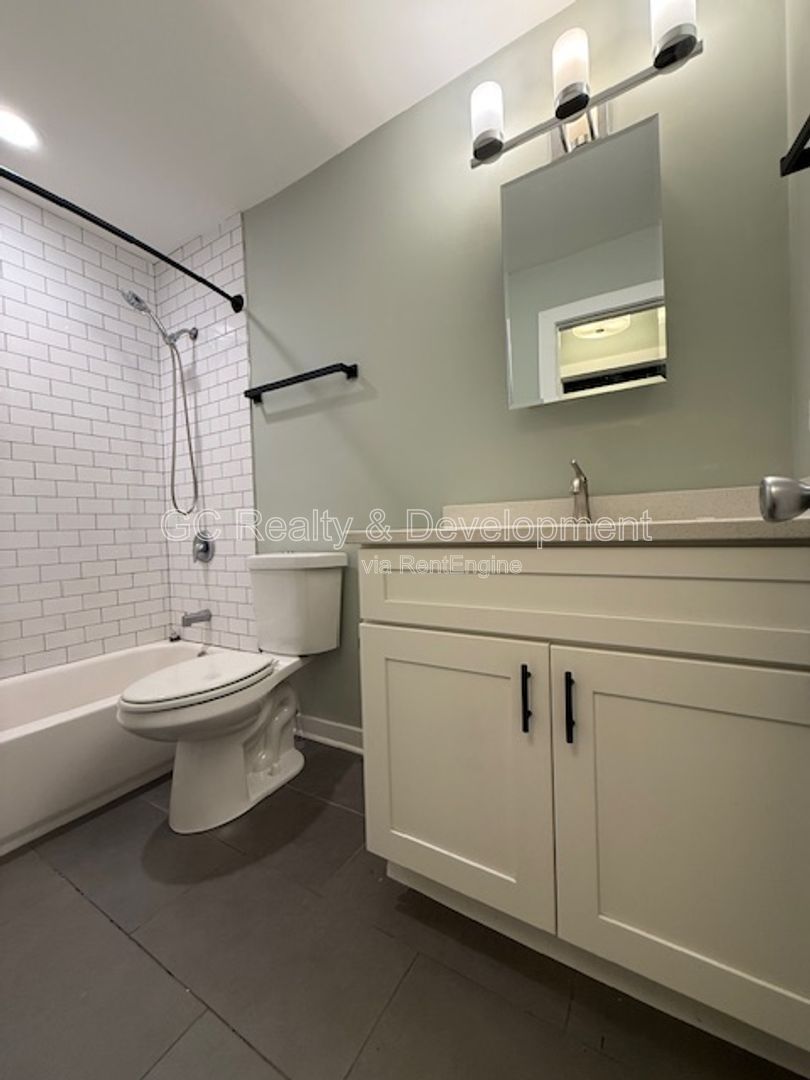 *** RECENTLY UPDATED / 2 BDRM / IN UNIT LAUNDRY / TENANT ONLY PAYS ELECTRIC / SS APPL *** property image