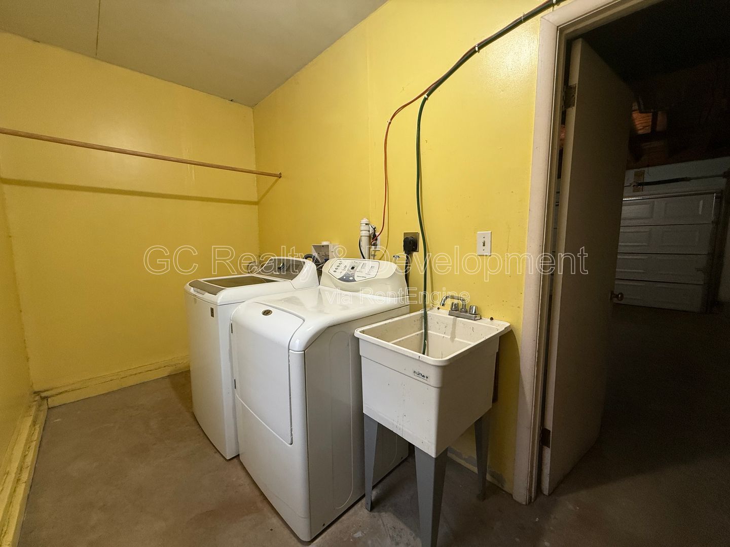 *** 2 BDRM / STAINLESS STEEL APPL / IN UNIT LAUNDRY / PET FRIENDLY / ATTACHED GARAGE *** property image
