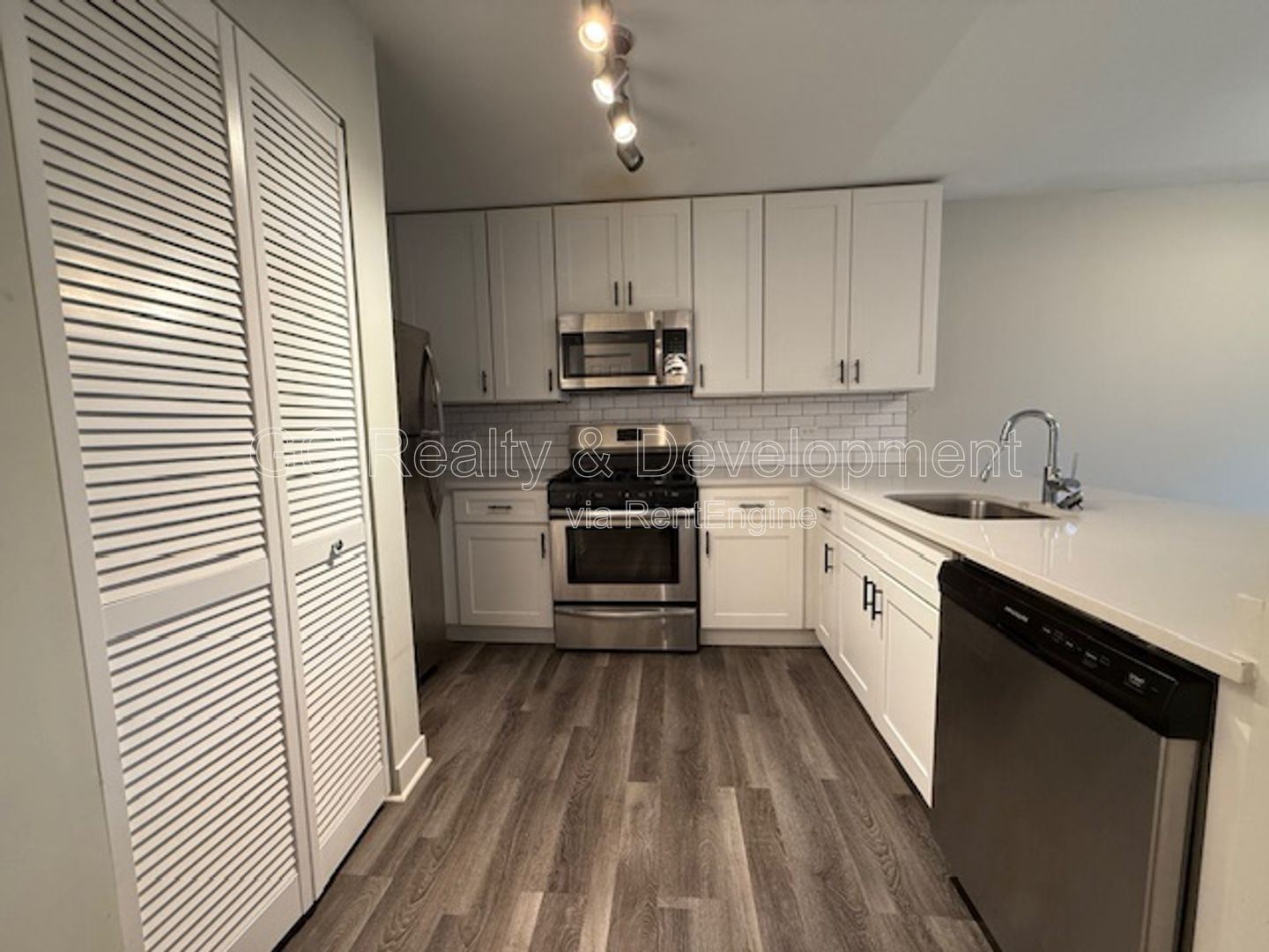 *** RECENTLY UPDATED / 2 BDRM / IN UNIT LAUNDRY / TENANT ONLY PAYS ELECTRIC / SS APPL *** property image