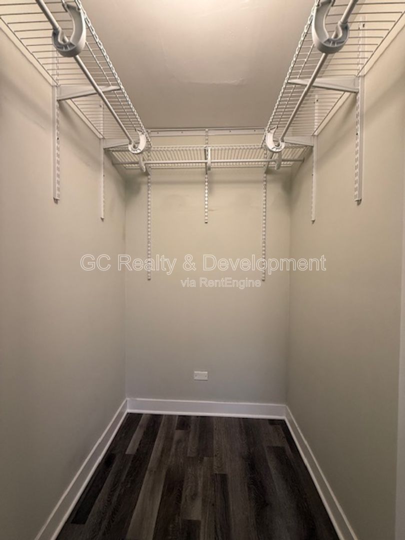 *** RECENTLY UPDATED / 2 BDRM / IN UNIT LAUNDRY / TENANT ONLY PAYS ELECTRIC / SS APPL *** property image