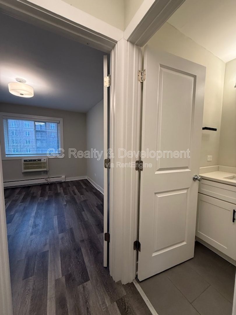 *** RECENTLY UPDATED / 2 BDRM / IN UNIT LAUNDRY / TENANT ONLY PAYS ELECTRIC / SS APPL *** property image
