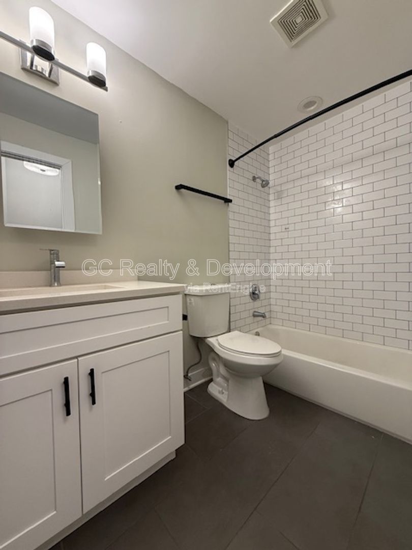 *** RECENTLY UPDATED / 2 BDRM / IN UNIT LAUNDRY / TENANT ONLY PAYS ELECTRIC / SS APPL *** property image