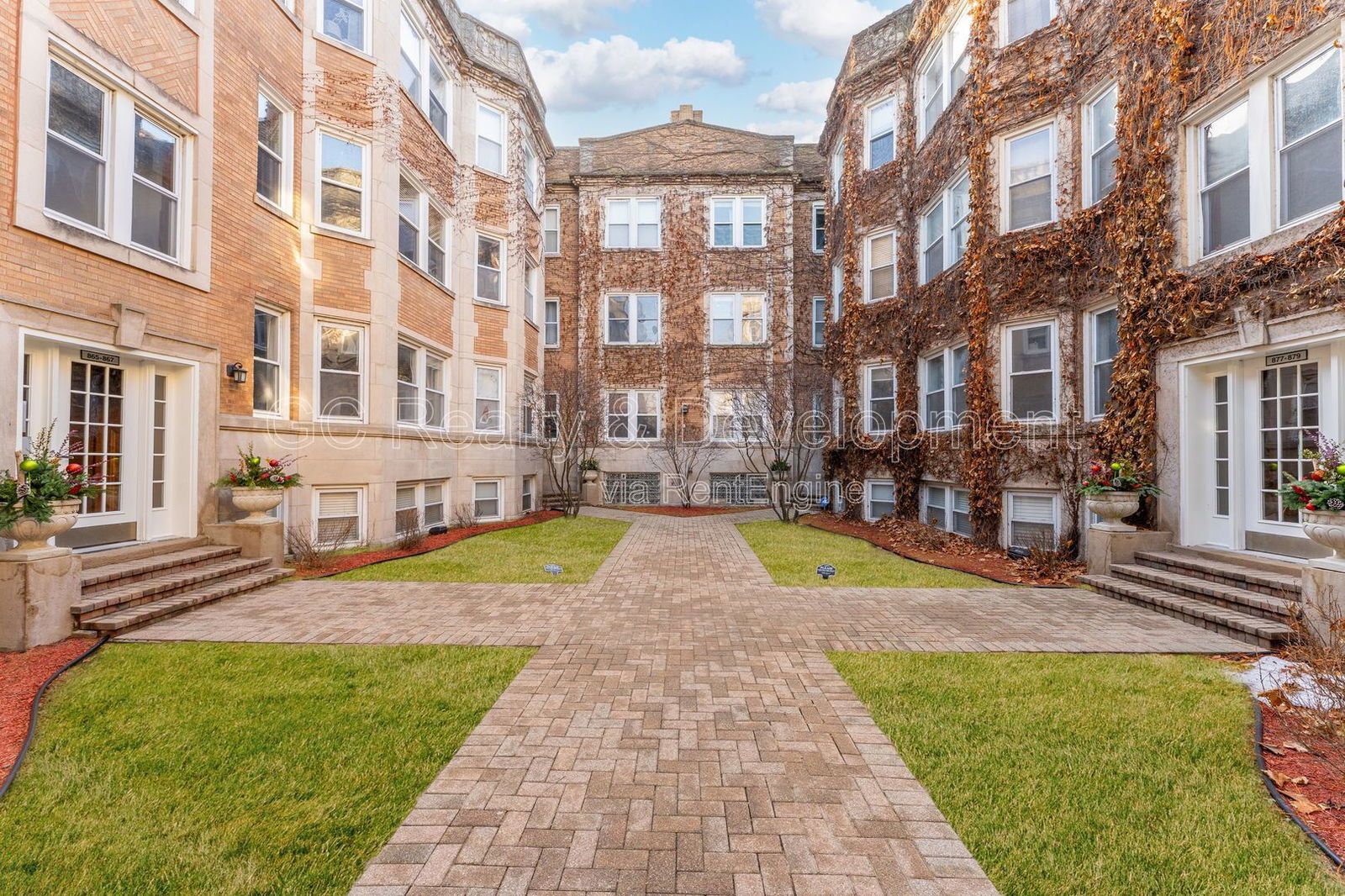 *** 2 BDRM / IN UNIT LAUNDRY / LRG CLOSETS / WALK TO WRIGLEY FIELD / STORAGE UNIT *** property image