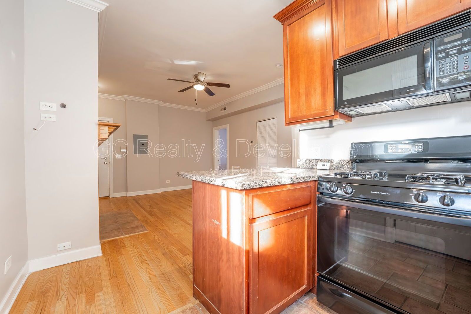 *** 2 BDRM / IN UNIT LAUNDRY / LRG CLOSETS / WALK TO WRIGLEY FIELD / STORAGE UNIT *** property image