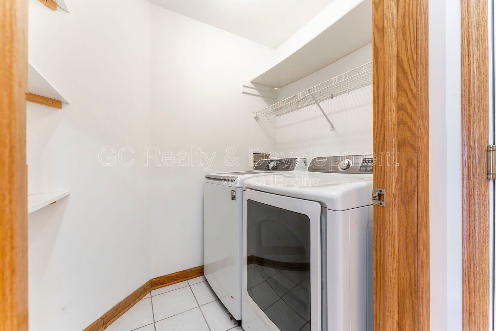 *** END UNIT / 1700+ SQFT / 3 BDRM - 3.5 BTH / FIN BASEMENT / ATTACHED 2 CAR GARAGE *** property image