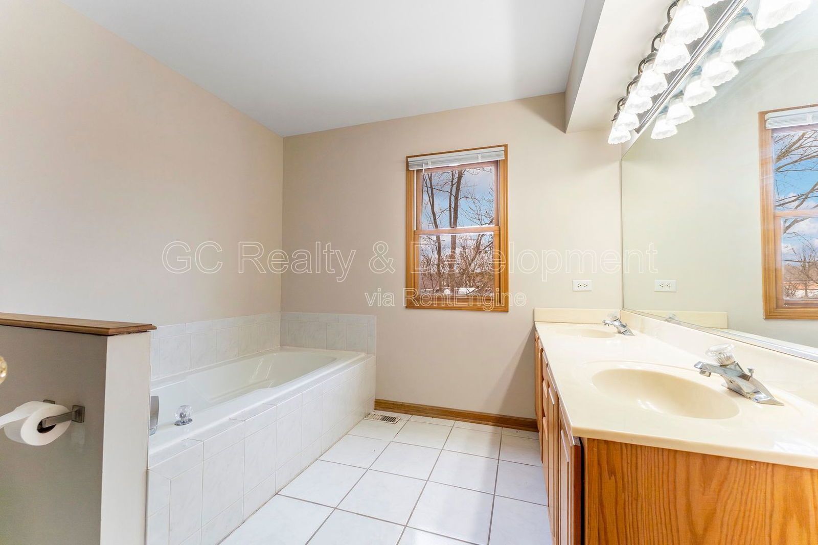 *** END UNIT / 1700+ SQFT / 3 BDRM - 3.5 BTH / FIN BASEMENT / ATTACHED 2 CAR GARAGE *** property image