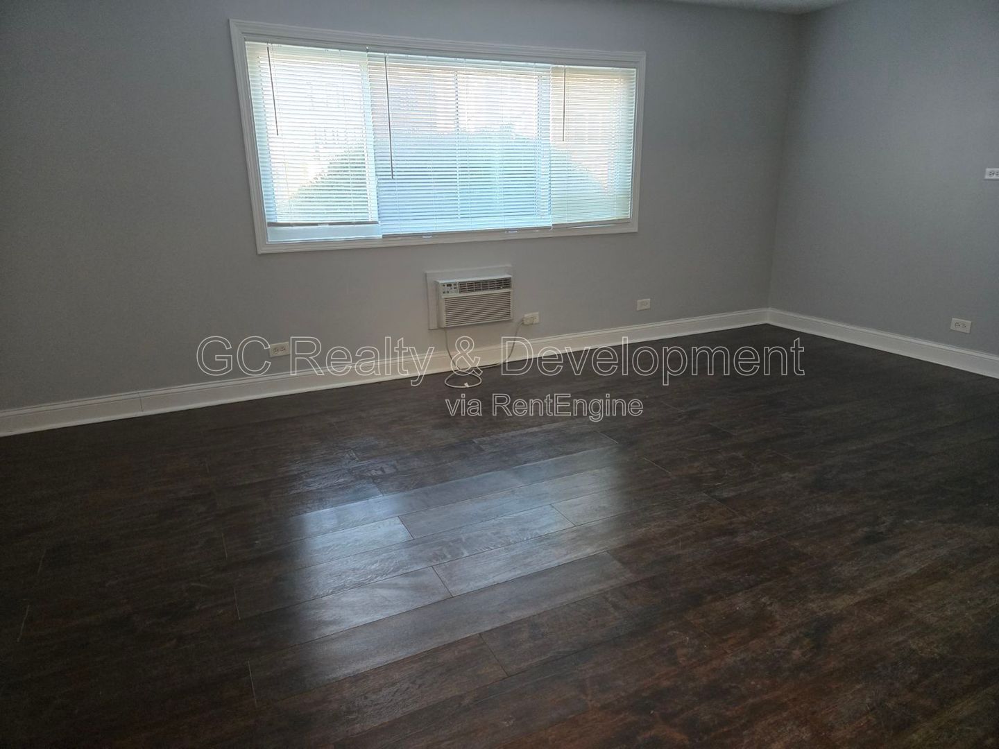 *** $350 OFF RENT / UPDATED 2 BDRM - 1 BTH / SOUTH SHORE LOCATION / HARDWOOD FLOORS / SS APPL INCL *** property image
