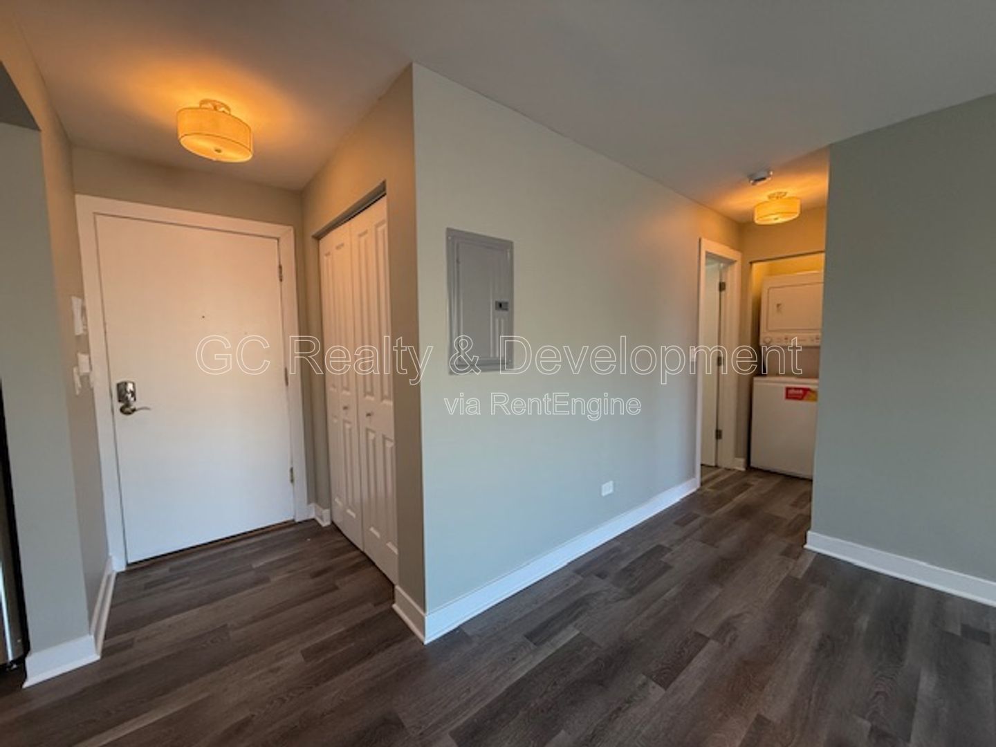 *** RECENTLY UPDATED / IN UNIT LAUNDRY / TENANT ONLY PAYS ELECTRIC / SS APPL *** property image