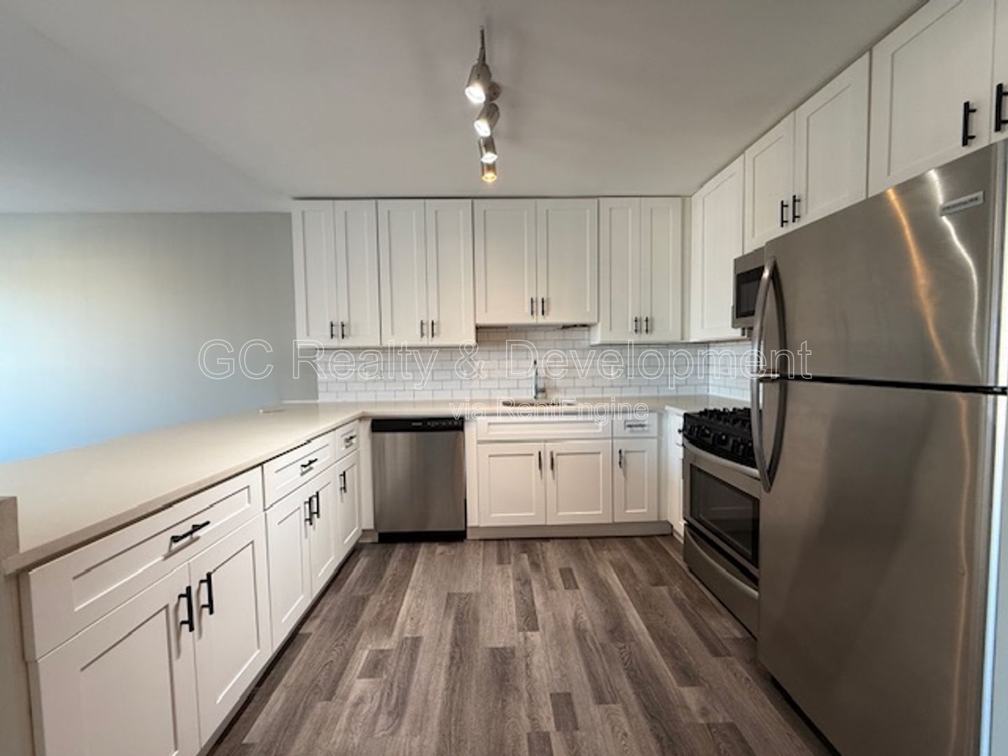 *** RECENTLY UPDATED / IN UNIT LAUNDRY / TENANT ONLY PAYS ELECTRIC / SS APPL *** property image