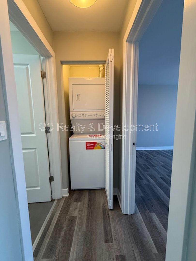 *** RECENTLY UPDATED / IN UNIT LAUNDRY / TENANT ONLY PAYS ELECTRIC / SS APPL *** property image