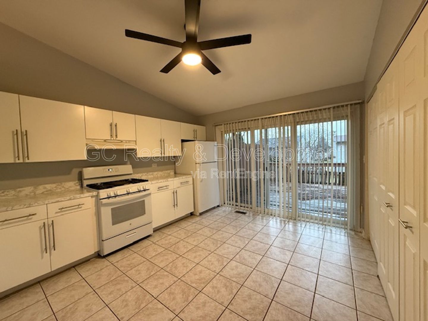 *** 2 BDRM / PET FRIENDLY / ATTACHED GARAGE PARKING / SCHOOL DISTRICT 46 / FENCED YARD *** property image