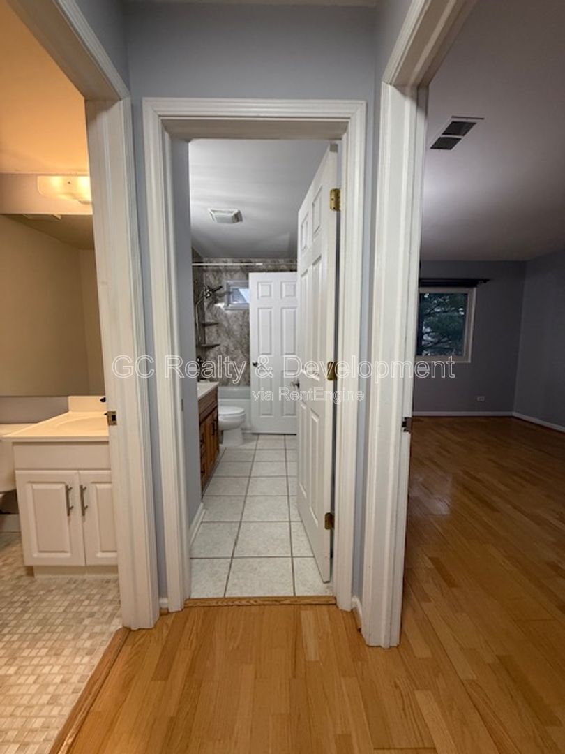 *** 2 BDRM / PET FRIENDLY / ATTACHED GARAGE PARKING / SCHOOL DISTRICT 46 / FENCED YARD *** property image