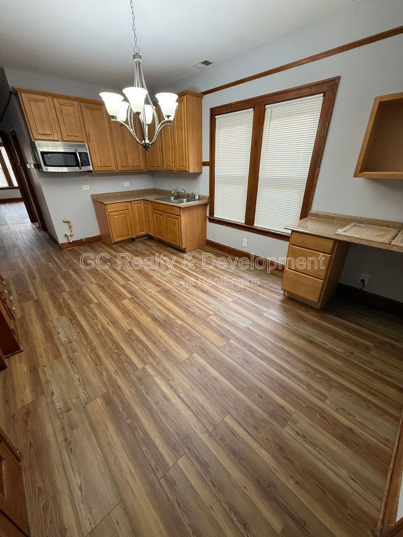 *** 2 BDRM / HARDWOOD FLOORS / PAY GAS & ELECTRIC / 2ND FLOOR UNIT *** property image