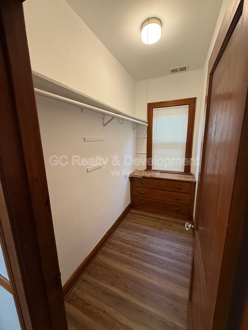 *** 2 BDRM / HARDWOOD FLOORS / PAY GAS & ELECTRIC / 2ND FLOOR UNIT *** property image