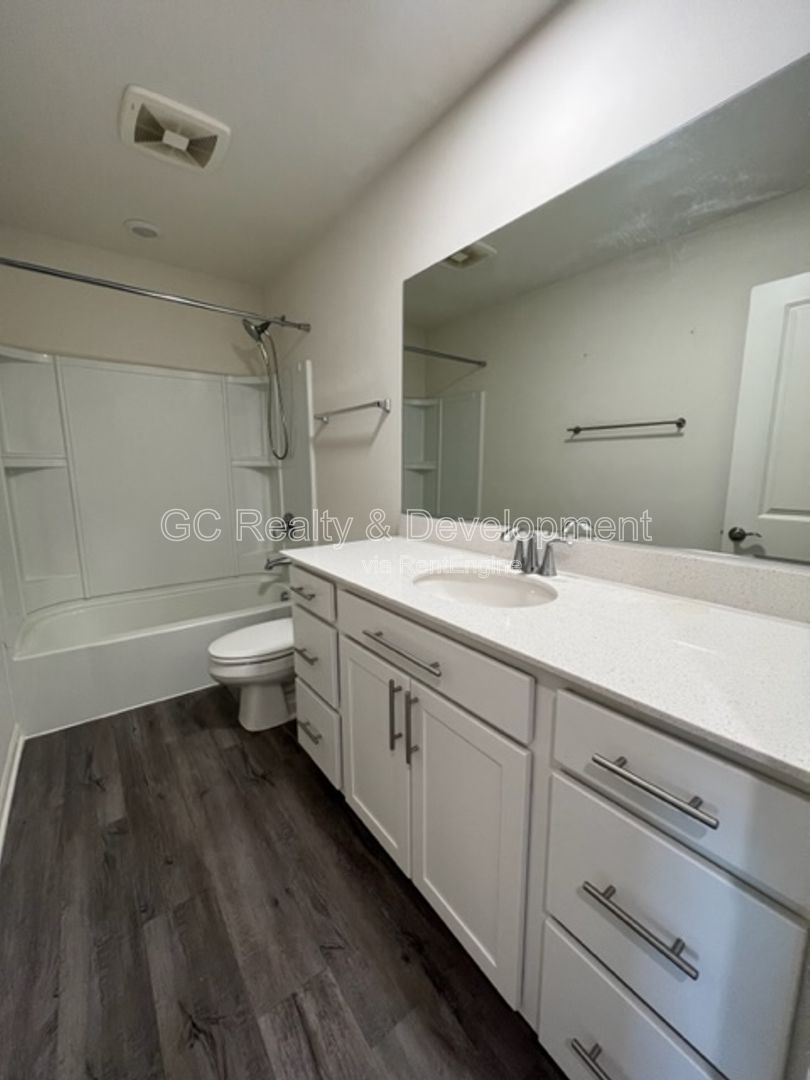 *** WOODLORE ESTATES / 3 BDRM / 2.5 BTH / ATTACHED GARAGE / LAWNCARE & SNOW REMOVAL INCL*** property image