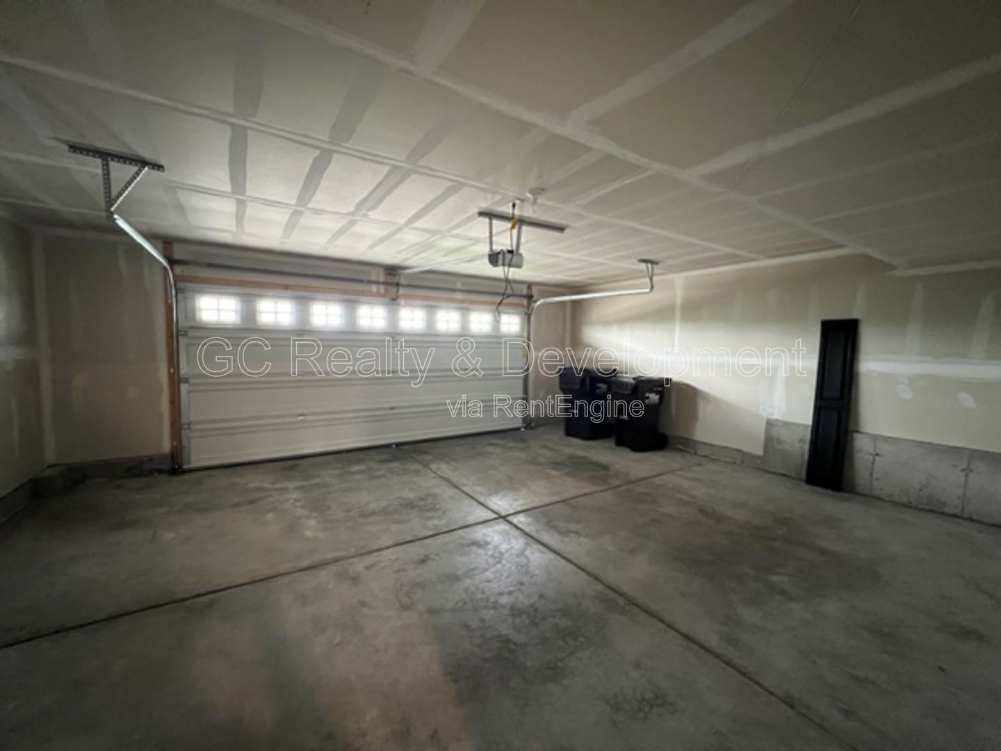 *** WOODLORE ESTATES / 3 BDRM / 2.5 BTH / ATTACHED GARAGE / LAWNCARE & SNOW REMOVAL INCL*** property image