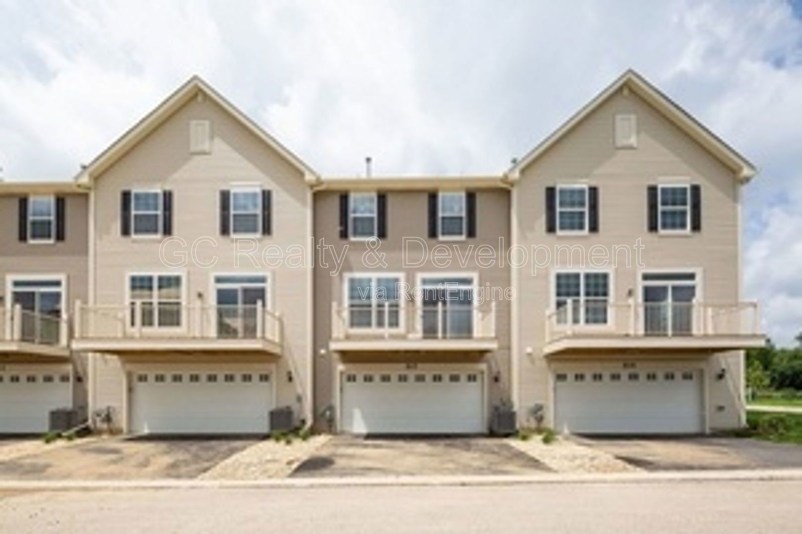 *** WOODLORE ESTATES / 3 BDRM / 2.5 BTH / ATTACHED GARAGE / LAWNCARE & SNOW REMOVAL INCL*** property image