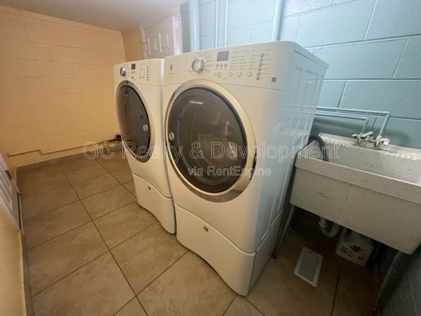 *** COMING SOON 2/15/26 / DISTRICT 54 / WEATHERSFIELD COMMONS / 2 BDRM / SS APPL INCL / ATTACHED GARAGE *** property image