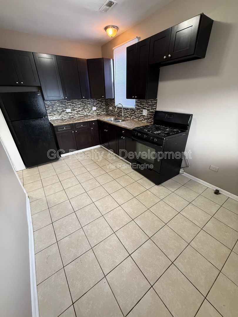 ***REMODELED OVERLOOKING WASHINGTON PARK / 1,400 SF PLUS / 2 FULL BATHS / CENTRAL AIR*** property image