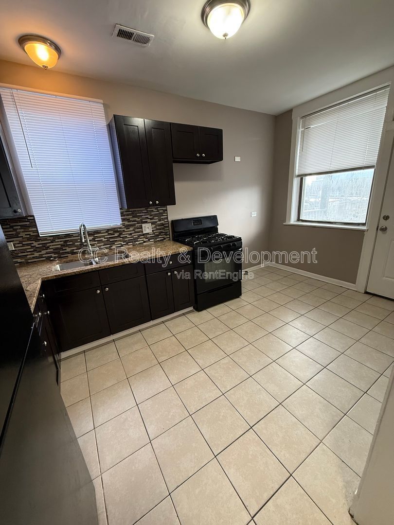 ***REMODELED OVERLOOKING WASHINGTON PARK / 1,400 SF PLUS / 2 FULL BATHS / CENTRAL AIR*** property image