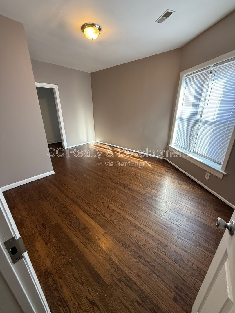 ***REMODELED OVERLOOKING WASHINGTON PARK / 1,400 SF PLUS / 2 FULL BATHS / CENTRAL AIR*** property image