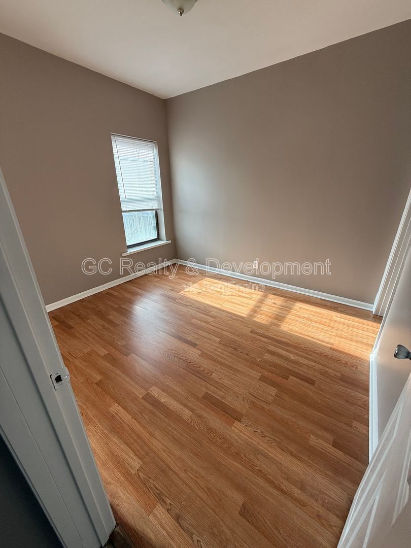 ***REMODELED OVERLOOKING WASHINGTON PARK / 1,400 SF PLUS / 2 FULL BATHS / CENTRAL AIR*** property image