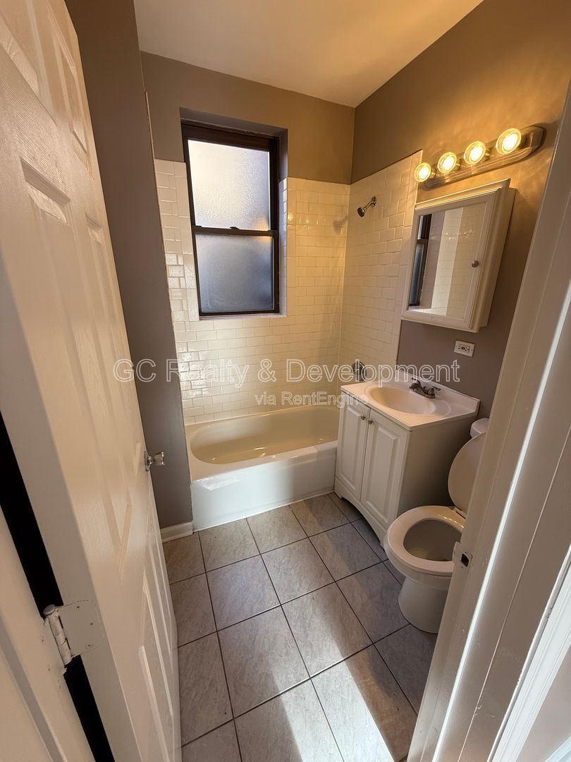 ***REMODELED OVERLOOKING WASHINGTON PARK / 1,400 SF PLUS / 2 FULL BATHS / CENTRAL AIR*** property image