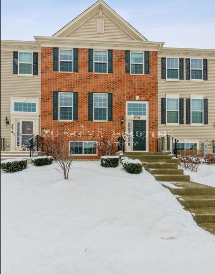 *** 3 BDRM - 2.5 BTH / NEWER CONSTRUCTION / WALK TO LAKE / GARAGE PARKING / 2000+ SQFT *** property image