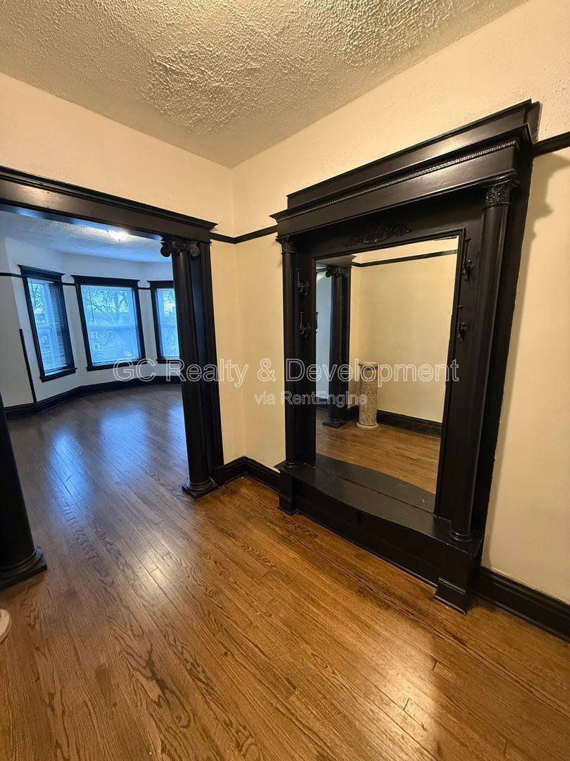 *** 2 BDRM / KITCHEN APPL / CLOSE TO LAKE MICHIGAN / HARDWOOD FLOORS *** property image