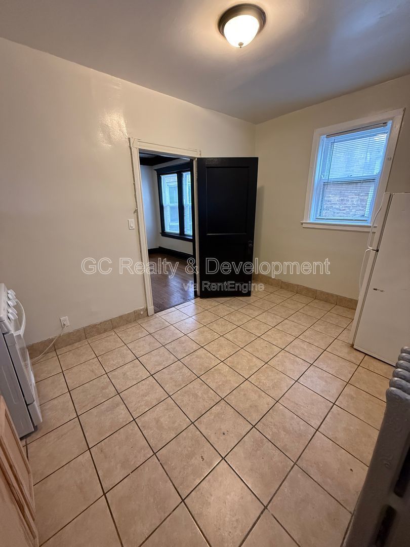 *** 2 BDRM / KITCHEN APPL / CLOSE TO LAKE MICHIGAN / HARDWOOD FLOORS *** property image