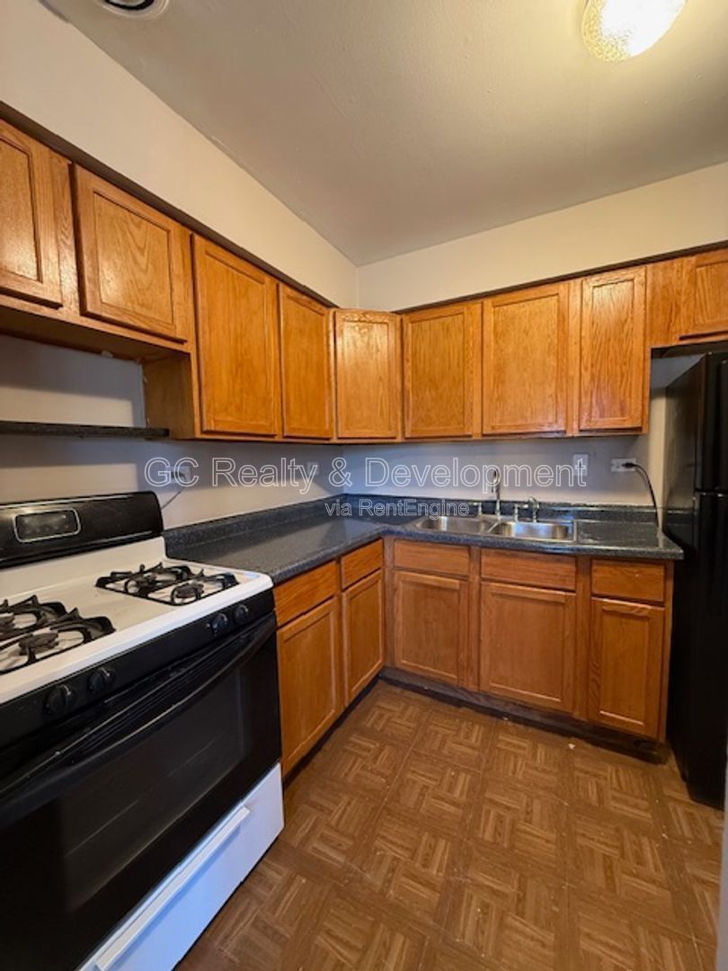 *** 1 BDRM / TENANT PAYS ELECTRIC ONLY / BALCONY / 1 PARKING SPOT / LAUNDRY ON SITE *** property image