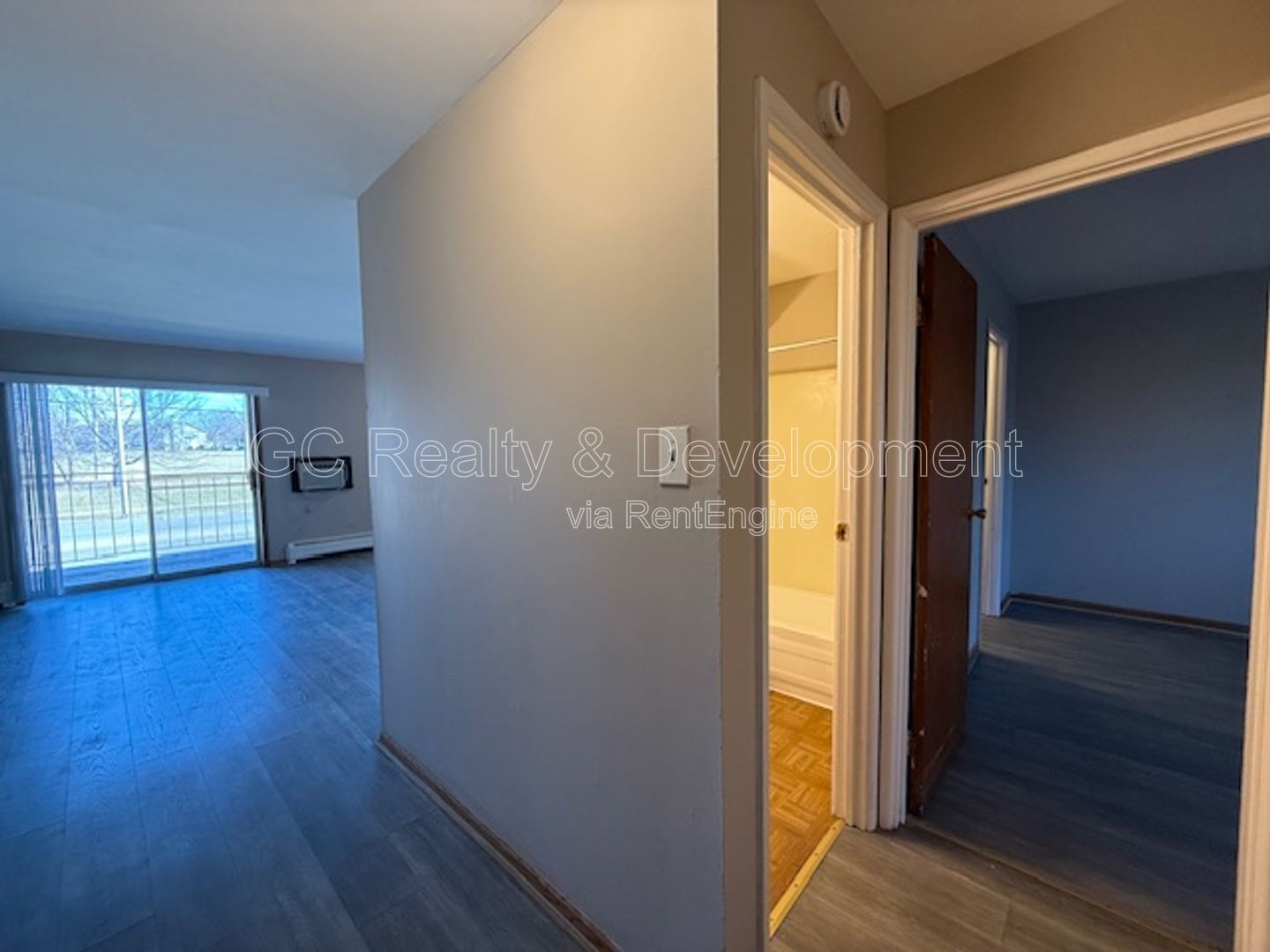 *** 1 BDRM / TENANT PAYS ELECTRIC ONLY / BALCONY / 1 PARKING SPOT / LAUNDRY ON SITE *** property image