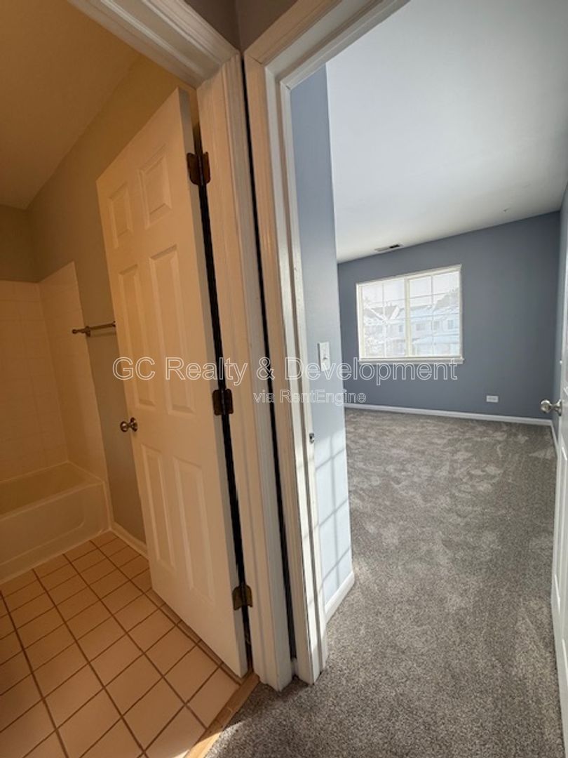 *** 2 BDRM - 2 BTH / IN UNIT LAUNDRY / ATTACHED GARAGE / QUICK ACCESS TO SHOPPING *** property image