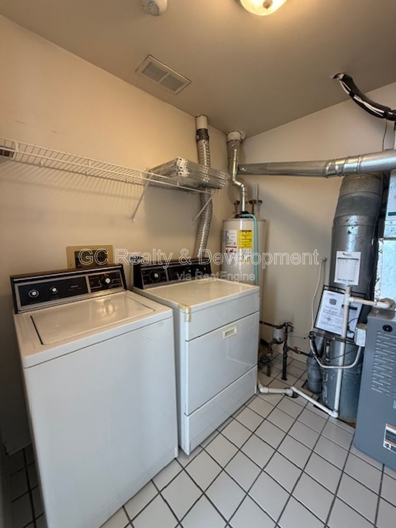 *** 2 BDRM - 2 BTH / IN UNIT LAUNDRY / ATTACHED GARAGE / QUICK ACCESS TO SHOPPING *** property image