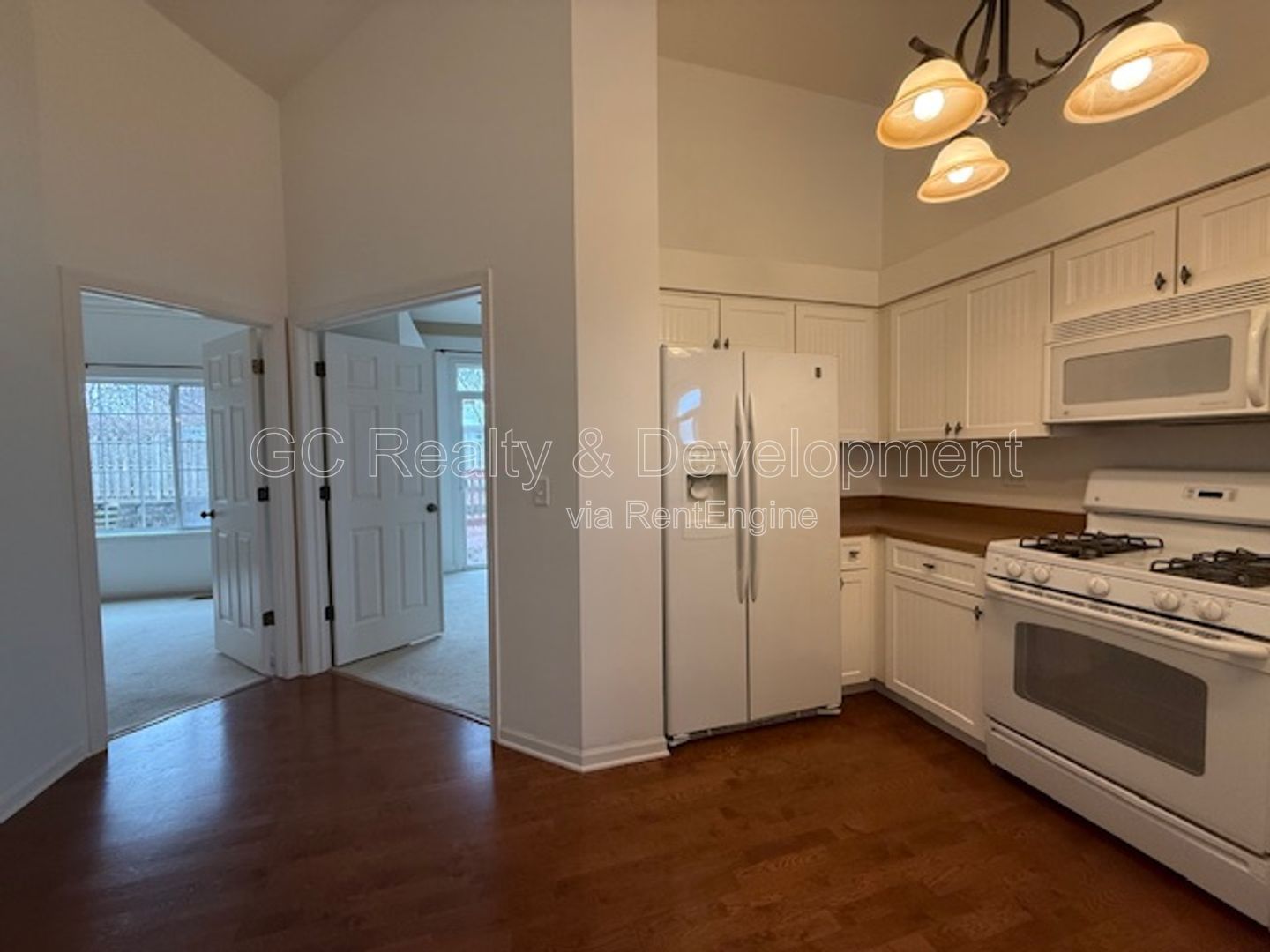 *** RANCH HOME / VAULTED & 9' CEILINGS / PRIVATE DECK & PATIO / HARDWOOD / GARAGE *** property image