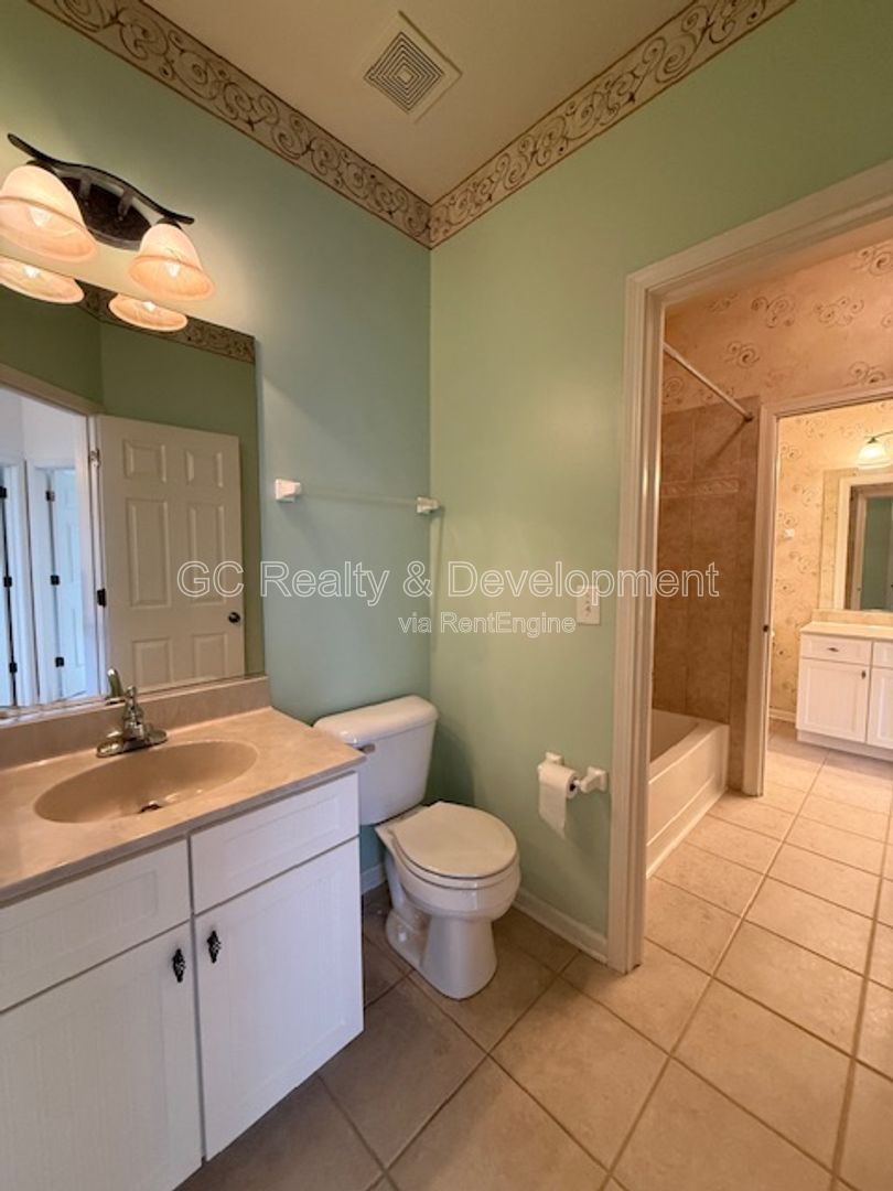 *** RANCH HOME / VAULTED & 9' CEILINGS / PRIVATE DECK & PATIO / HARDWOOD / GARAGE *** property image