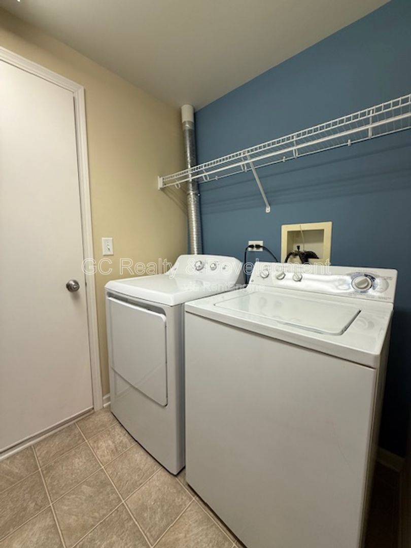 *** RANCH HOME / VAULTED & 9' CEILINGS / PRIVATE DECK & PATIO / HARDWOOD / GARAGE *** property image