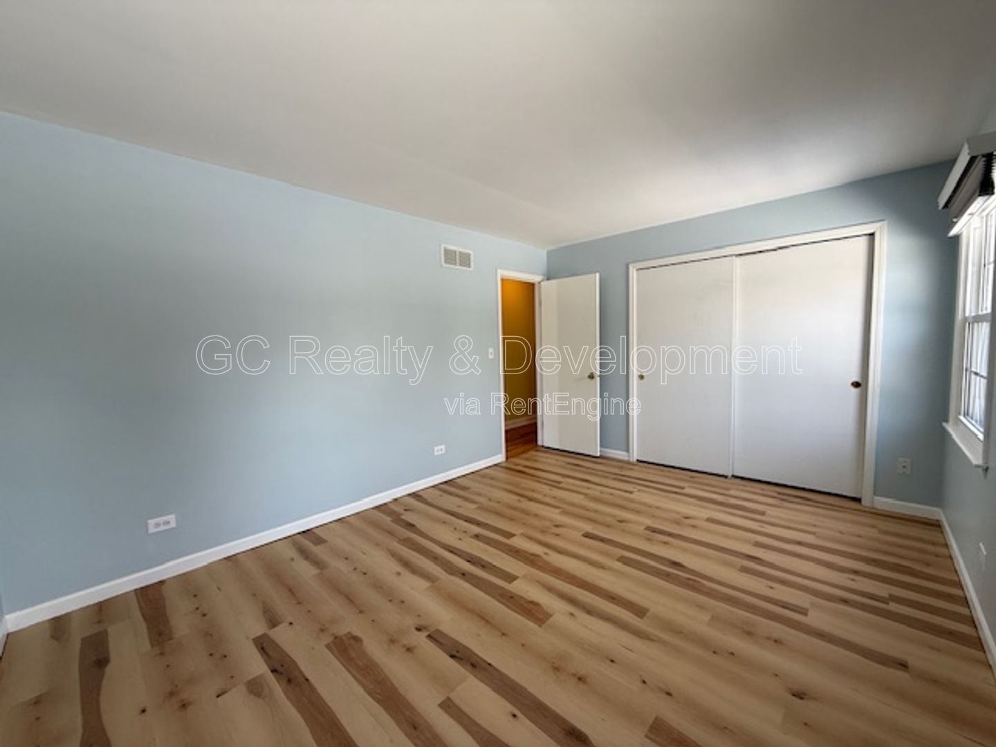 *** 3 BDRM - 2 BTH / FIN BASEMENT / DISTRICT 203 / REAR DECK W LOWER LVL WALK OUT / 2000 + SQFT *** property image