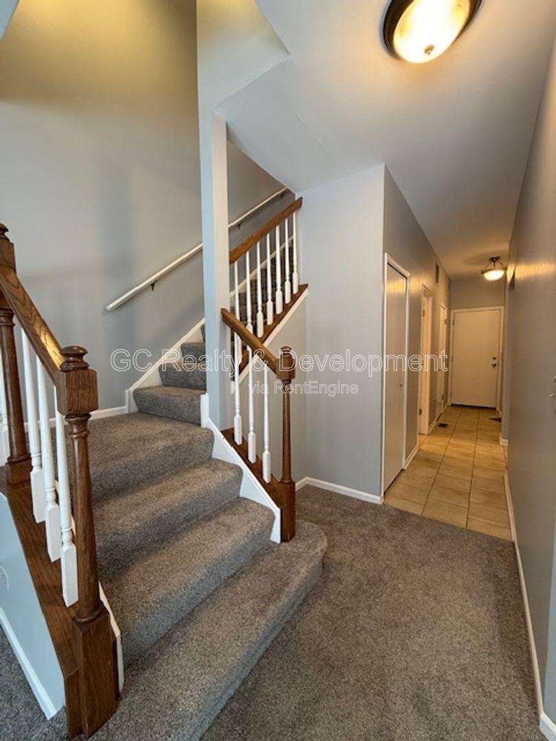 *** 2 BDRM - 2.5 BTH / RECENTLY UPDATED / LRG CLOSETS / CLOSE TO SHOPPING / ATTACHED GARAGE *** property image