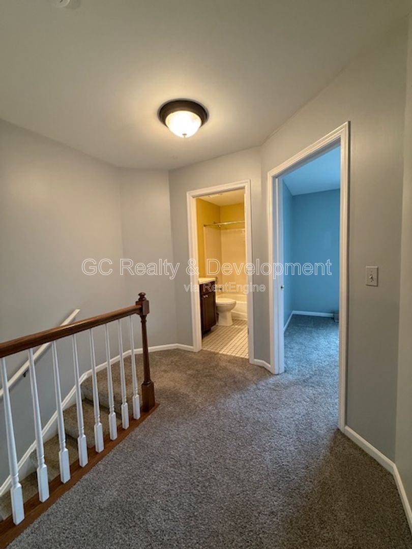 *** 2 BDRM - 2.5 BTH / RECENTLY UPDATED / LRG CLOSETS / CLOSE TO SHOPPING / ATTACHED GARAGE *** property image