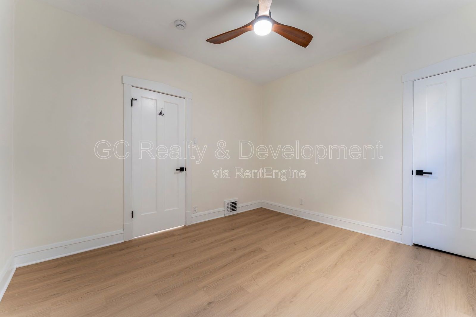 *** RECENTLY UPDATED / 2 BDRM + DEN / FREE LAUNDRY ON SITE / SHARED GARAGE PARKING *** property image