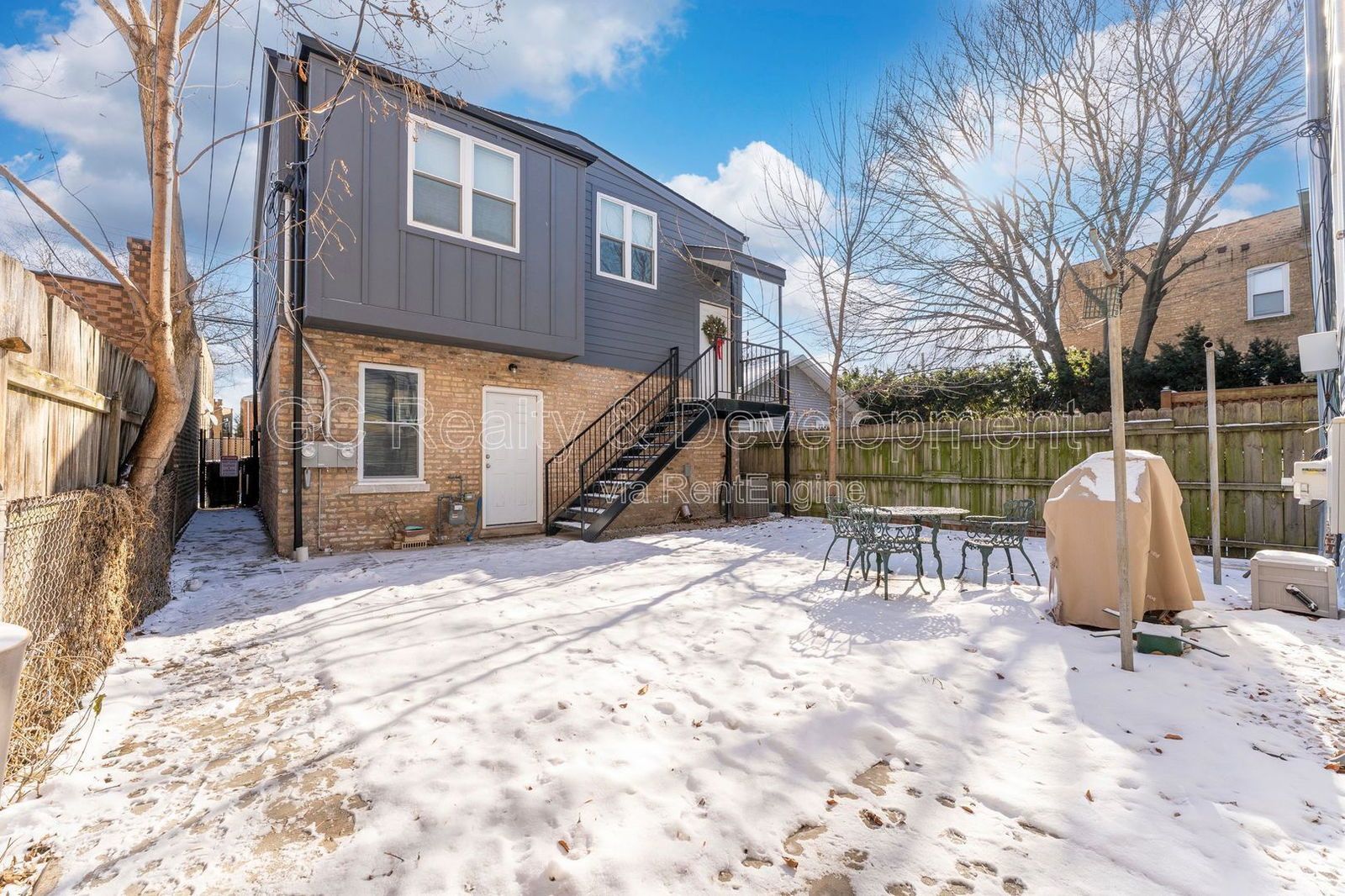 *** RECENTLY UPDATED / 2 BDRM + DEN / FREE LAUNDRY ON SITE / SHARED GARAGE PARKING *** property image