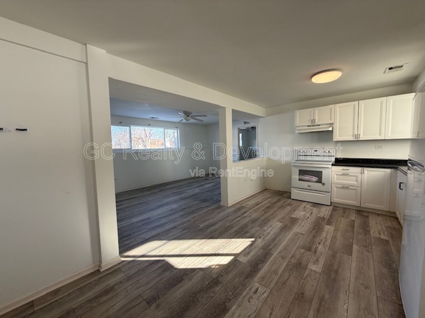 *** 2ND FLOOR UNIT / RECENTLY UPDATED / GARAGE PARKING AVAIL / LAUNDRY ON SITE *** property image