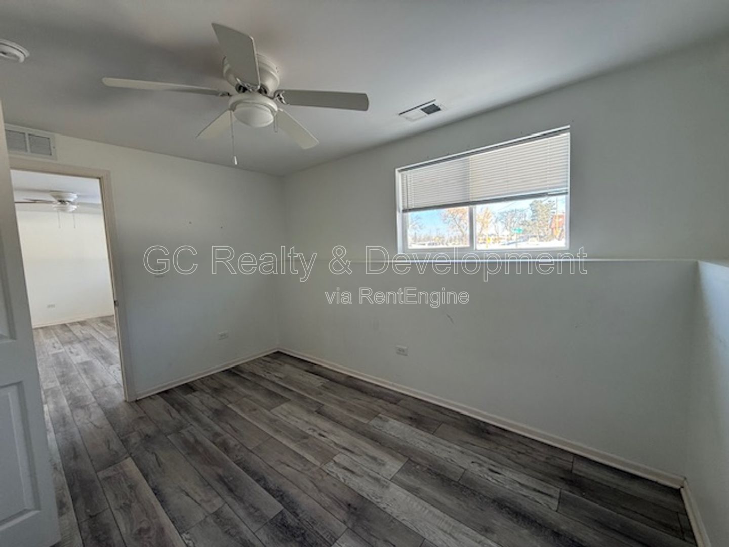 *** 2ND FLOOR UNIT / RECENTLY UPDATED / GARAGE PARKING AVAIL / LAUNDRY ON SITE *** property image