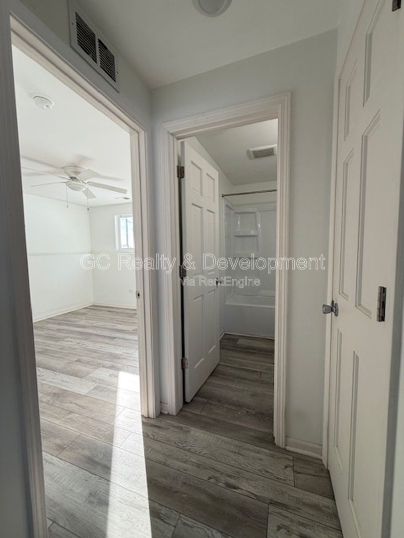 *** 2ND FLOOR UNIT / RECENTLY UPDATED / GARAGE PARKING AVAIL / LAUNDRY ON SITE *** property image