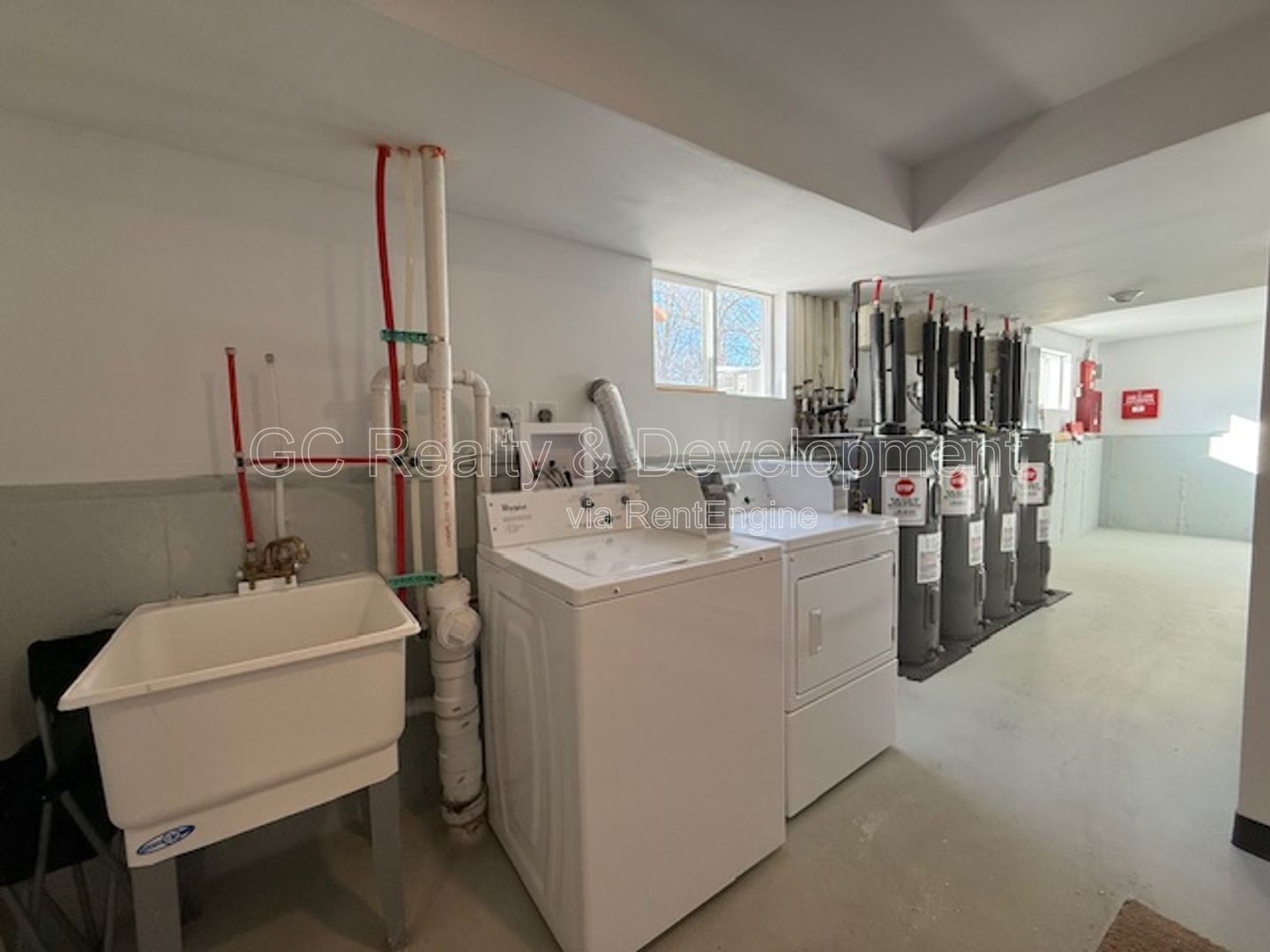 *** 2ND FLOOR UNIT / RECENTLY UPDATED / GARAGE PARKING AVAIL / LAUNDRY ON SITE *** property image