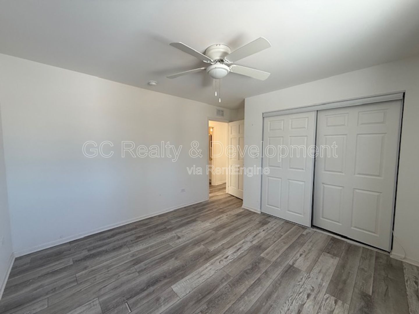 *** 2 BDRM / RECENTLY UPDATED / LAUNDRY ON SITE / PET FRIENDLY / WALK TO LAKE *** property image